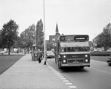 855100 Afbeelding van een autobus van stadsbuslijn 17 naar het Centraal Station, op een halte aan de Nijenoord te ...